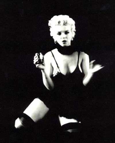 I_Marilyn Monroe - Ig_In the black sitting_Milton Greene_MM 8.jpg