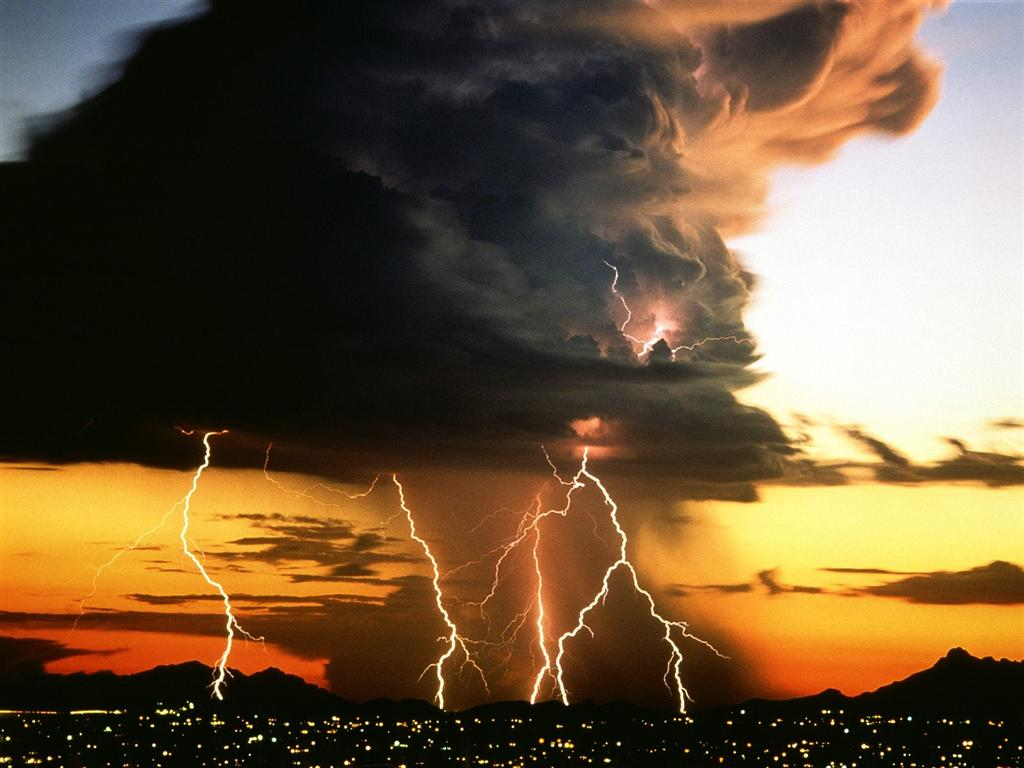 Burza - lightning_storm_over_city_lights.bmp
