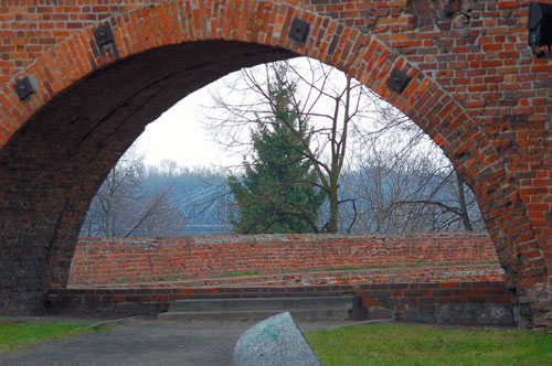 Toruń - Widok spod ganku na most kolejowy w tle.jpg