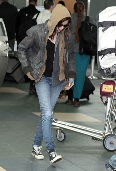 Kristen Stewart - Kristen Stewart Kristen Stewart Arriving Vancouver VwfJJqv6AVDl.jpg