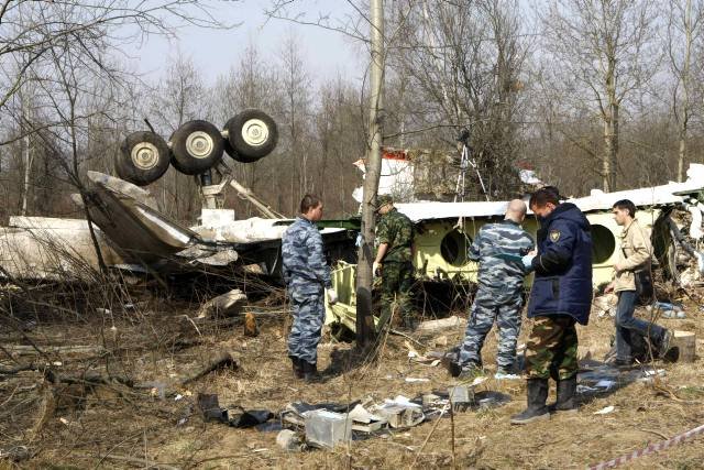 Katastrofa samolotu prezydenckiego - z7759447X,Rosyjscy-sledczy-na-miejscu-katastrofy.jpg
