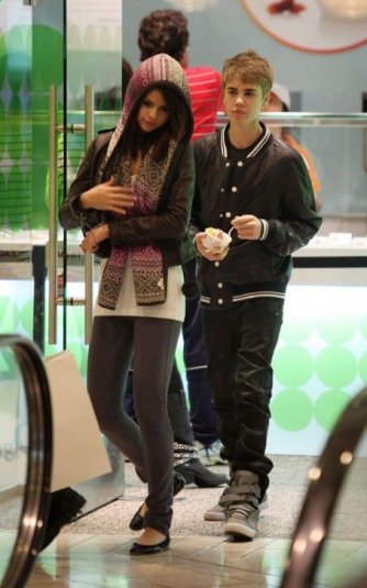 Justin i Selena w LA 02.03.2011r. - 318609030216451237715366.jpg