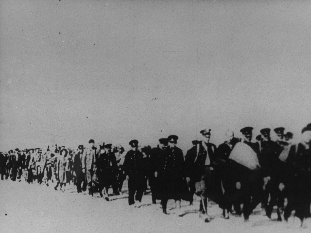 0 - wrzesień 1939 - Na zdjęciu - kolumna Polaków wziętych do niewoli przez Sowietów.bmp