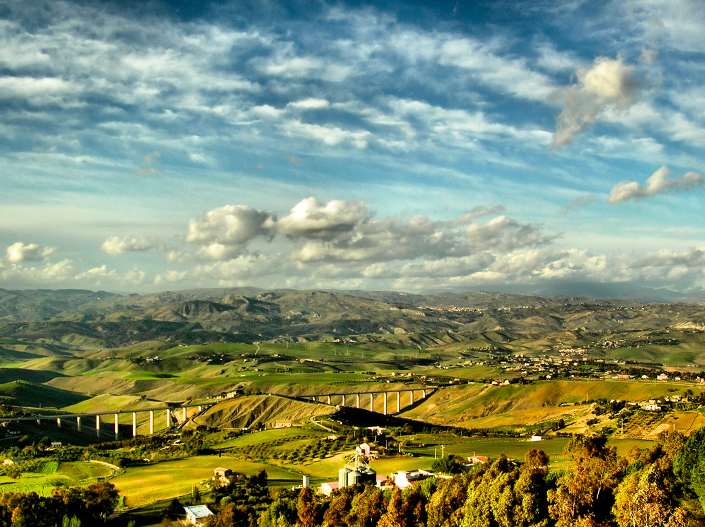 Sycylia starożytna Syrakuzy - obrazy - Veduta-Vallone-Caltanissetta. Panorama Sycylii.jpg
