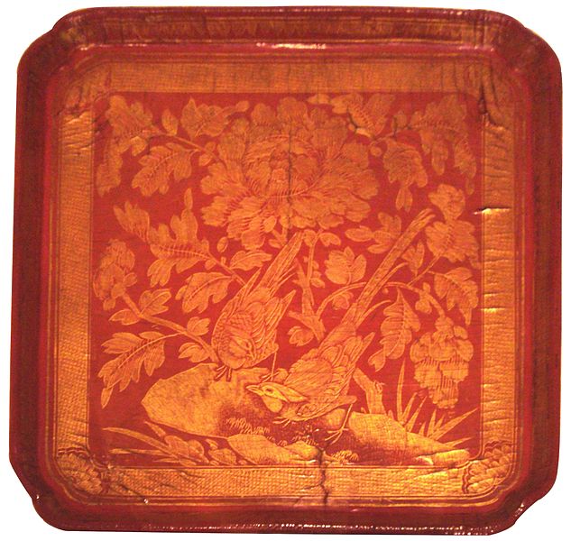 Sztuka chińska - Taca z czerwonej laki,zdobiona żłobieniem przedstaw...iwonie.wykładane złotym liściem,XII-pocz.XIII wieku.jpg