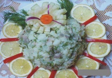 Dekoracje potraw1 - salatka_sledziowa_z_cytrynami.jpg