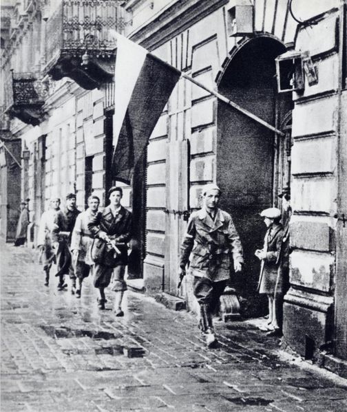 archiwalne fotografie II wojna światowa - Powstanie_warszawskie_patrol.jpg