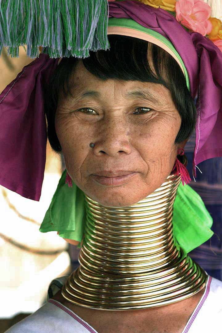 Birma  królowie i generałowie - Kayan woman with neck rings.jpg