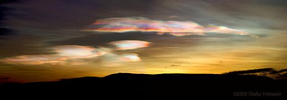 DZIWNE ZJAWISKA - Jeszcze innym, niezwykłym zjawiskiem atmosferycznym...są obłoki srebrzyste zwane też chmurami perłowymi..jpg
