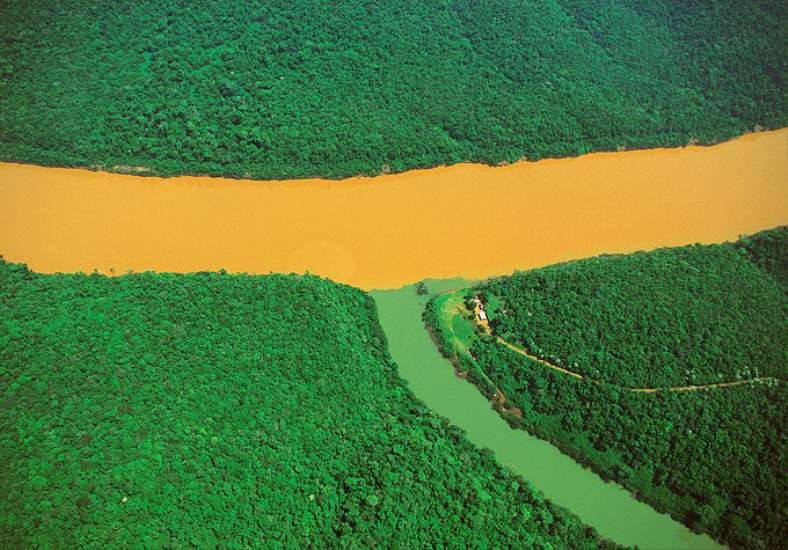 Ziemia z nieba - Argentina. Misiones. Confluence of the Rio Uruguay and one of its tributaries.jpg