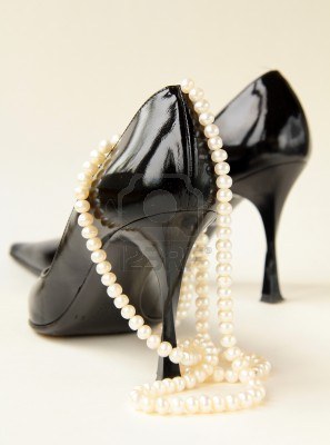 Dekoracje z perłami - 11240384-black-chaussures-pour-femmes-avec-le-fil-de-perles.jpg