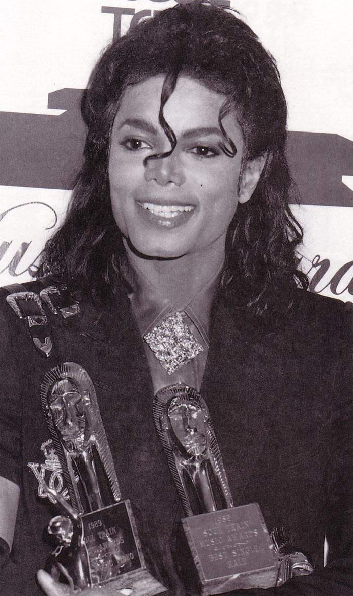 1989.01.28 - Mich... - michael-attends-the-16th-annual-american-music-awards44-m-3.jpg