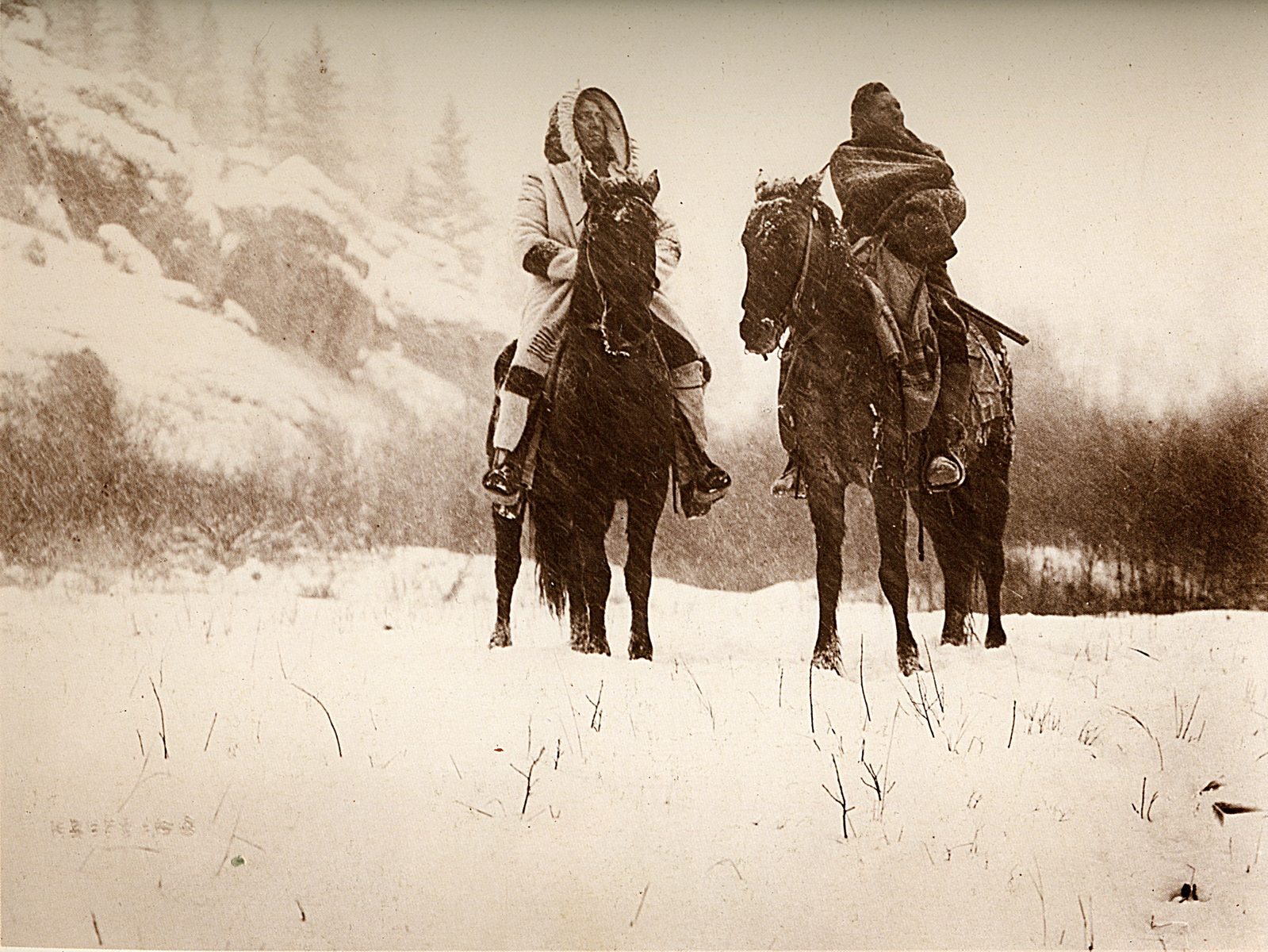 Photos of Indians... - 1910-1925 Edward S. Curtis  En route pour un cam...e, On the way for a campaign of winter, Absaroke.jpg