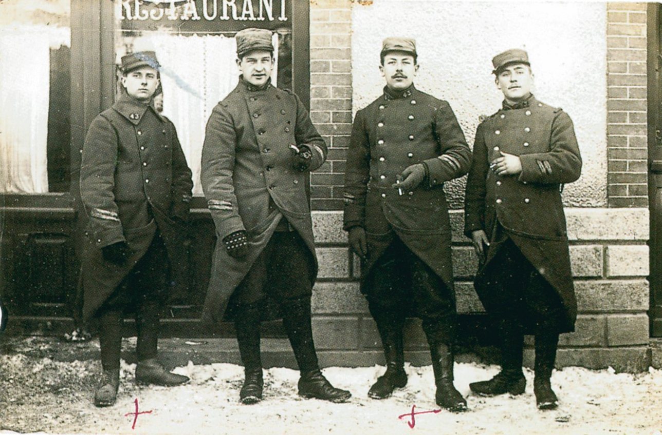 Photographie 1914 - 1918 - 1914-1918 1914 quatre soldats posent pour la photo four soldiers pose for the photograph.jpg