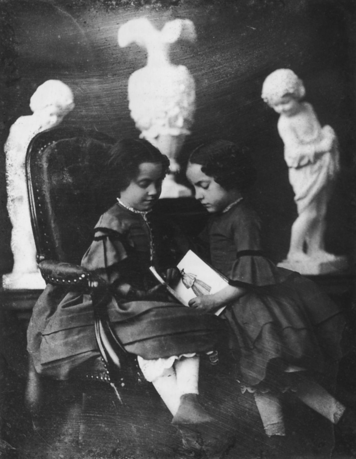 XIX-XX - Florilges photos denfants -  1850 vers Anonyme Daguerrotype Deux fillettes.jpg